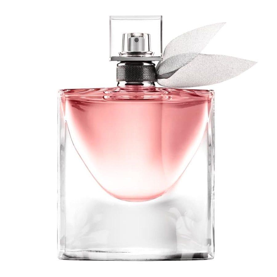 Nguoi phu nu dung nuoc hoa Lancome La Vie Est Belle EDP trong moi truong van phong va hen ho